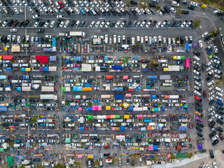 Obraz premium Car parking lot view from above, Aerial view at Ninja night market chonburi.