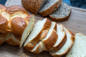Geschnittenes Brot auf schneidebrett