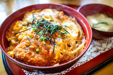 日本の丼もの　カツ丼　和食イメージ