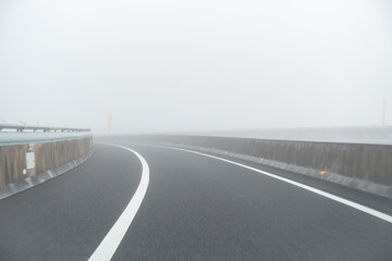 Fototapeta na wymiar 霧で前方が見えない高速道路の写真