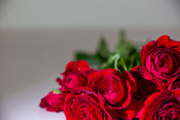 床の上の赤い薔薇の花束