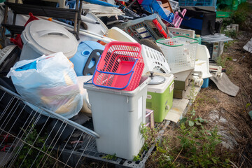 ゴミ集積場に溜まった大量の粗大ごみの写真。環境問題のイメージ。