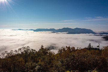 北海道・大雪山系の赤岳にある、銀泉台の登山口で見た、山々の間に雲海が広がる神秘的な風景と青空