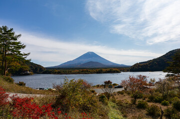 精進湖と富士山