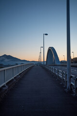 太陽が昇る前の橋の上の景色(縦)