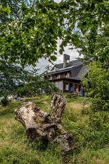 dom, stary, wieś, farma, drewniane, budowa, drewna, krajobraz, obszarów wiejskich, charakter, architektura, dom, bory, kraj, stodoła, zieleń, niebo, góra, lato © yanek