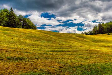 Fototapeta premium krajobraz, góra, lato, bezdroża, las, szlak, piesze wycieczki, niebo, chmury