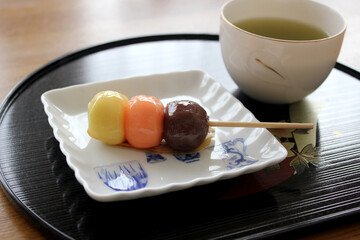 緑茶と和菓子のお団子