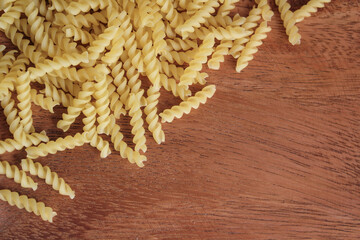 木の板と螺旋状の乾燥ショートパスタ