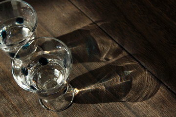 日本酒の入ったグラスと光の反射
