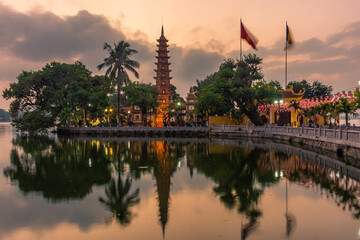 Obraz premium HANOI, VIETNAM, 4 JANUARY 2020: Beautiful sunset over the Tran Quoc Pagoda of Hanoi