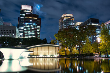 和田倉 噴水公園レストランと丸の内の高層ビル