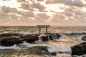茨城県東茨城郡大洗町の海にある鳥居と朝焼け