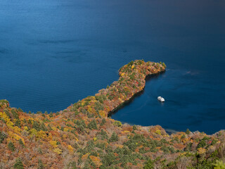 奥日光の八丁出島の紅葉と遊覧船
