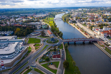 Widok z lotu ptaka na rondo Świętego Jerzego z wieżą widokową Dominanta oraz Most Staromiejski w mieście Gorzów Wielkopolski