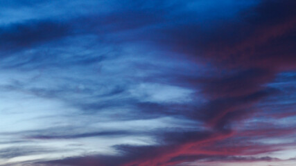 Crépuscule serein et cirrus illuminés de teintes nacrées, durant l'heure bleue