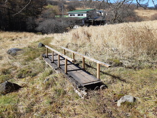 草原にある小さな橋