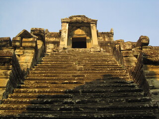 Fototapeta premium Sunrise over the ancient temple complexes of Angkor Wat in Siem Reap, Cambodia