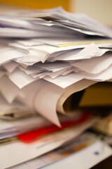 Stos dokumentów i gazet na biurku w pracy.  - obrazy, fototapety, plakaty