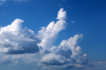 Nube a sviluppo verticale Cumulus congestus e forma astratta