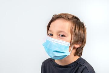 enfant portant un masque chirurgical, covid 19