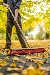 Im Herbst Blätter zu Hause zusammenfegen