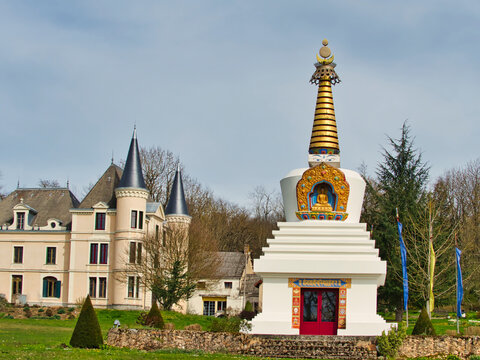 This large Tibetan-style chorten is one of de most visible religious structures, and for many Bhutanese it is the focus of their daily worship.