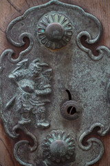 日本の古い扉の金具と鍵穴