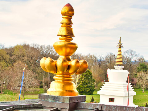 This large Tibetan-style chorten is one of de most visible religious structures, and for many Bhutanese it is the focus of their daily worship.