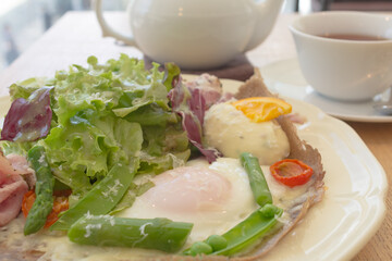 朝に食べる、そば粉のガレットと紅茶