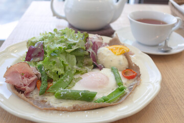 朝に食べる、そば粉のガレットと紅茶