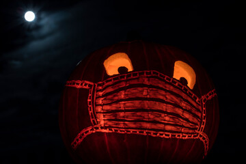 Halloween Kürbis mit Maske und Mond