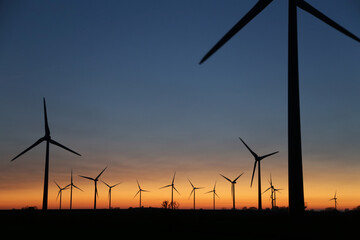 Windenergie und ein Farben froher Sonnenuntergang