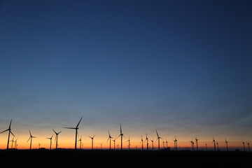 Windenergie und ein Farben froher Sonnenuntergang