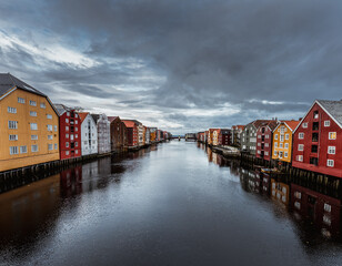 Drewniane domki na palach, Trondheim, Norwegia	