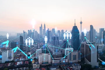 Möbelaufkleber Hologramm von Social-Media-Symbolen über Sonnenuntergang Panorama Stadtbild von Kuala Lumpur, Malaysia, Asien. Das Konzept der Menschenverbindungen in KL. Mehrfachbelichtung. © VideoFlow