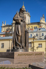 Obraz premium Lviv monument to Metropolitan Andrey Sheptytsky {Inscription: Metropolitan Andrey} in front of St. George’s Cathedral (Sobor sviatoho Yura). Lviv, Ukraine.