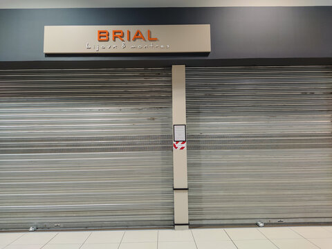 Shop closed and the curtain down during the period of confinement due to covid-19
