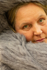 Frau in einer Kaninchenfell Jacke beim Fotoshooting in einem Stadtpark 