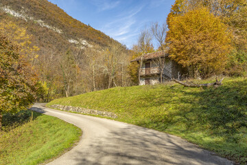 Strada di montagna con baita