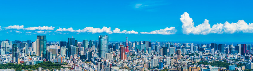 日本 東京の高層ビルと青空 2020年8月撮影