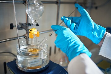 Mixing substances on chemical apparatus in chemical lab - 389418383