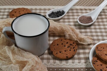 Colazione italiana, latte e biscotti al cioccolato creative flatlay