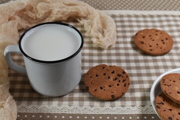 Colazione italiana, latte e biscotti al cioccolato creative flatlay