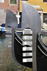 Gondole a Venezia, particolare del ferro di prua, pettine della gondola © LaLunanelpozzo_69