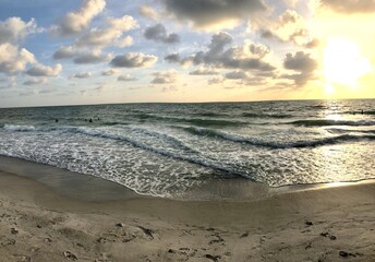 Fototapeta na wymiar beach at sunset