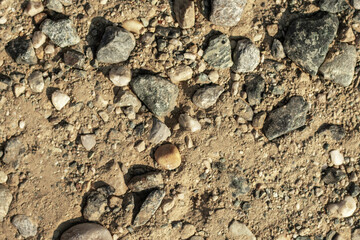 sfondo naturale composto da sassi di varie misure e colori e terriccio