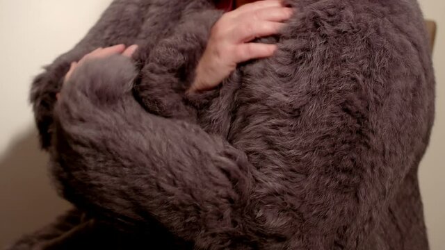 Frau genie&szlig;t und streichelt sich in einer Kaninchenfell Pelz Jacke 