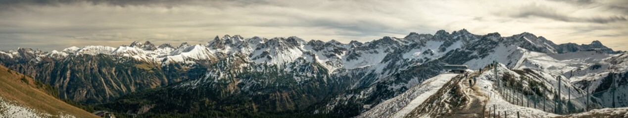 Fototapeta na wymiar alpines Panorama im Allgäu