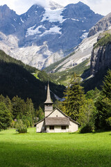 Fototapeta na wymiar Eglise près du Lac d'Oeschinen, Suisse